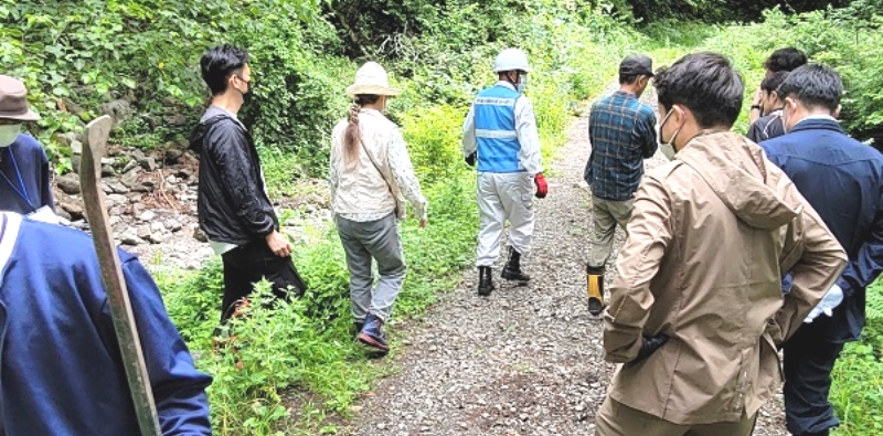 上流に向かう現地視察団