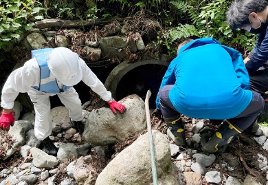 危険個所発見。土管による水道(みずみち)が岩で塞がれている